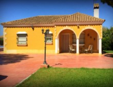 La casita est construite sur un terrain arboré de 1000 m2