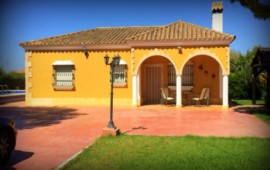 La casita est construite sur un terrain arboré de 1000 m2