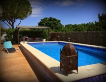 La piscine extérieure offre un espace détente et loisir idéal